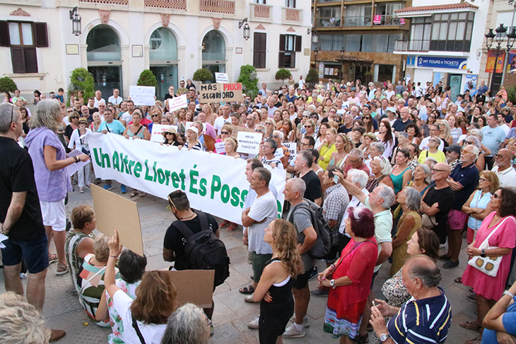 Mig miler de veïns i veïnes de Lloret de Mar es mobilitzen contra els actes incívics i el turisme "de borratxera"