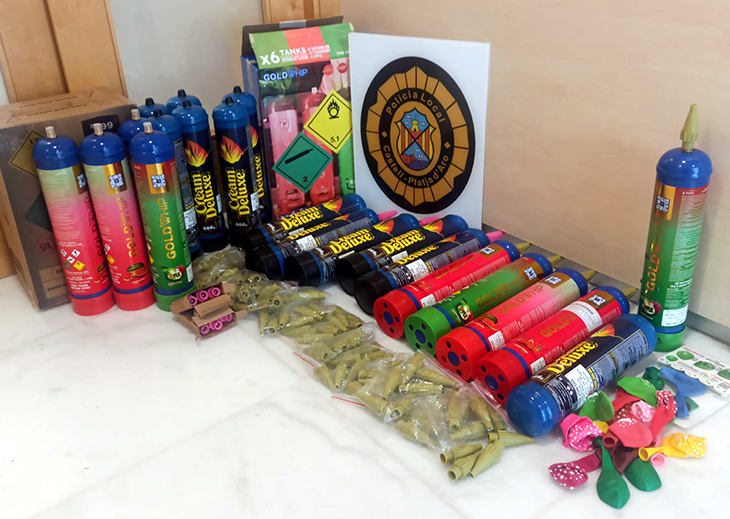 La policia de Platja d'Aro detecta cada cop més nois que consumeixen el 'gas del riure' i ja n'ha comissat vint ampolles