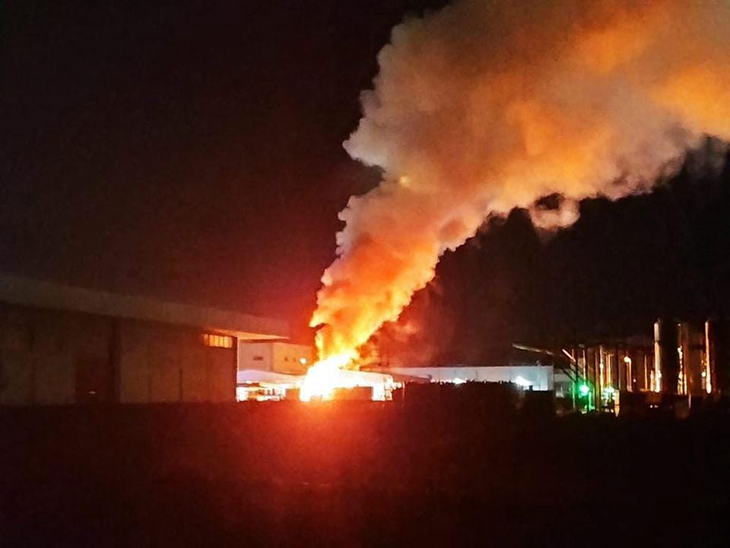 Onze dotacions dels Bombers actuen en un foc d'indústria a Celrà que ha causat un gran núvol de fum