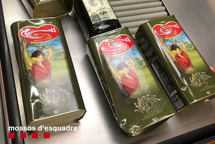 Detingudes dues dones per intentar sostreure violentament oli d'oliva d'un supermercat de Palafrugell