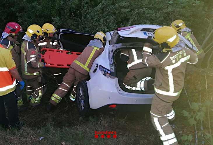 Un ferit crític i un altre de greu en la sortida de via d'un cotxe a la C-66 a Flaçà, al Gironès