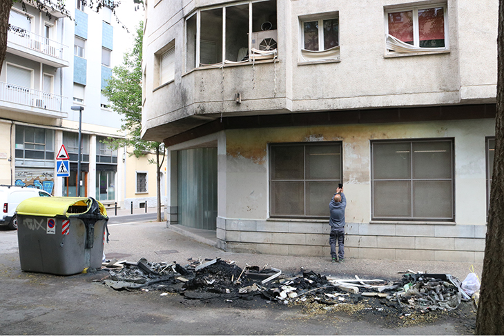 Calen foc a una vintena de contenidors de Girona durant la matinada i les flames afecten façanes i vehicles