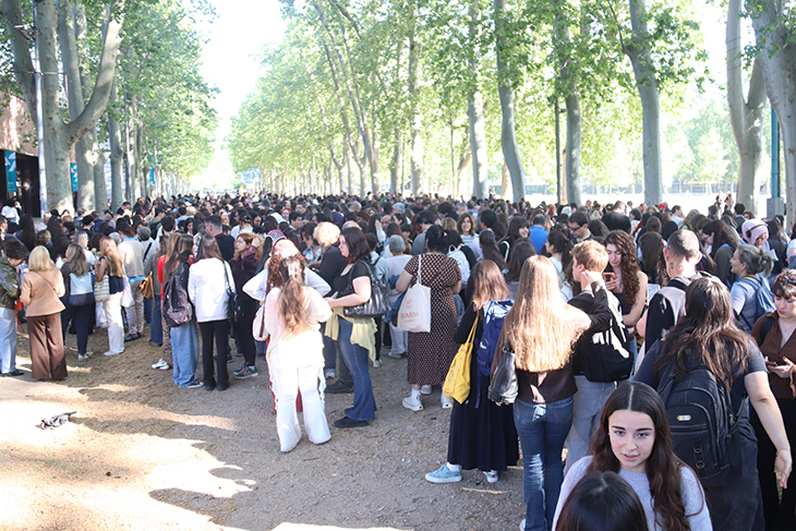 Milers de persones fan cua a Fira de Girona per participar en el càstig de figurants d''Embolicats' de Disney