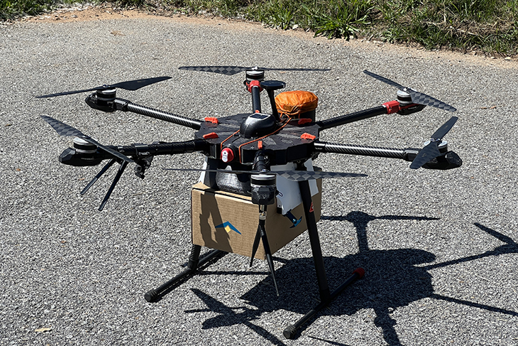L'hospital d'Olot prova un dron per rebre mostres de l'ambulatori per analitzar