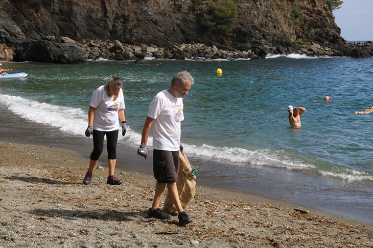Els ecologistes reprenen la neteja de platges a Llançà després de l'estiu i criden els joves a participar-hi
