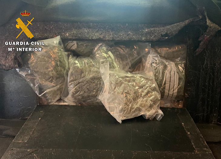 Atrapen a la Jonquera un conductor amb quasi 26 quilos d'haixix i 5,5 de marihuana amagats en un doble fons del maleter