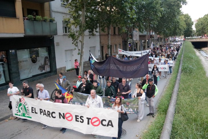 Unes 200 persones es manifesten per una ciutat neta, verda i digna: "Girona no enamora, la brossa ens devora"