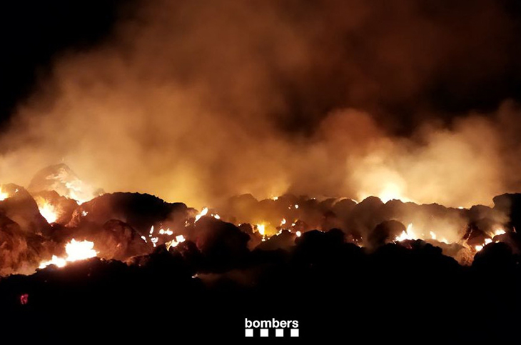 Cremen 1.500 bales de palla a l'exterior d'una granja de Vidreres sense causar ferits
