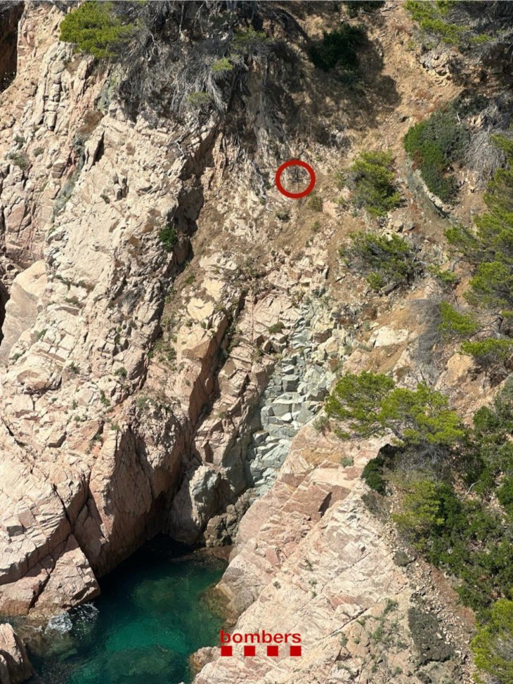Rescaten a Tossa de Mar una dona que ha relliscat per un penya-segat i ha quedat penjant d'uns 20 metres