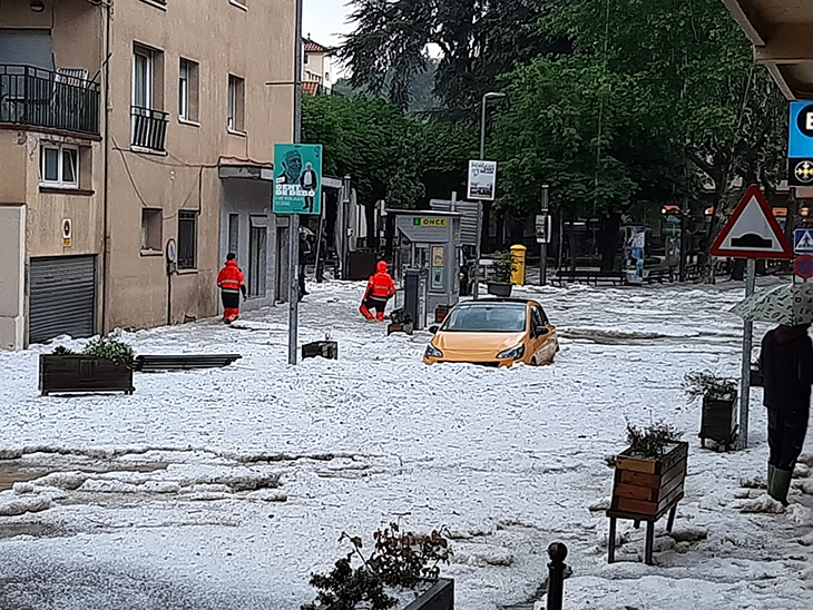 Una intensa calamarsada inunda carrers de Sant Hilari Sacalm i obliga a mobilitzar sis dotacions de Bombers