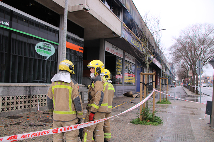 Quatre dotacions dels Bombers es mantenen en l'extinció de l'incendi de naus industrials a Girona