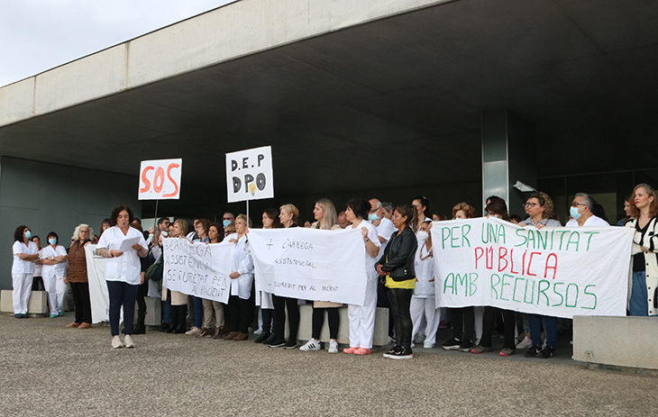 Uns 150 treballadors de l'hospital d'Olot protesten a les portes del centre per denunciar la falta de personal