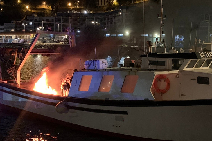 Crema una barca pesquera del port de Blanes