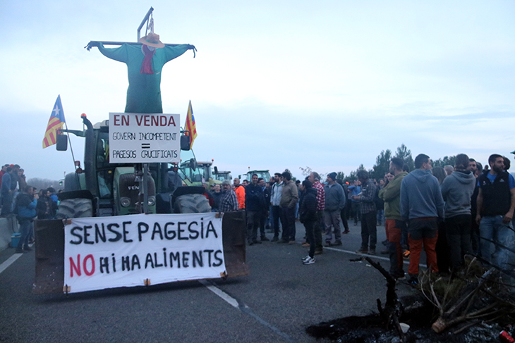 Els pagesos de Girona pacten amb els Mossos desbloquejar l'N-II i ser escortats demà per l'AP-7 fins a Barcelona