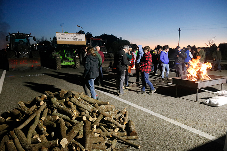 Més de 300 pagesos es preparen per fer nit a l'AP-7 a Pontós i criden a mantenir aquest "punt fort" de la protesta