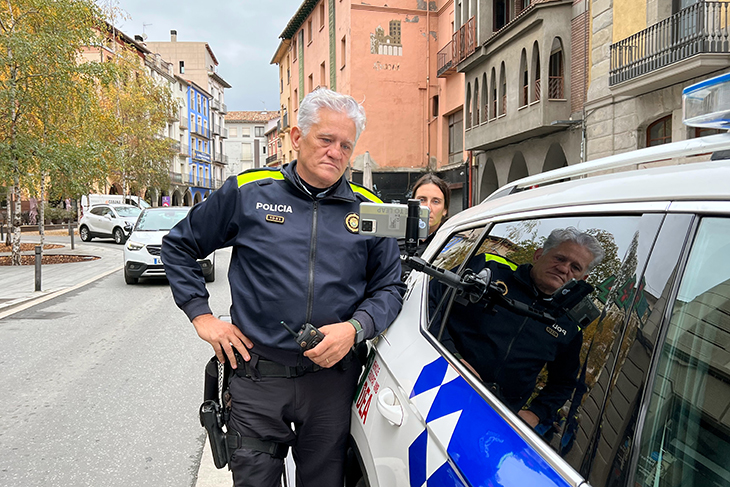 Atrapar conductors sense assegurança amb la càmera d'un mòbil, la nova eina innovadora de la Policia Local de Ripoll