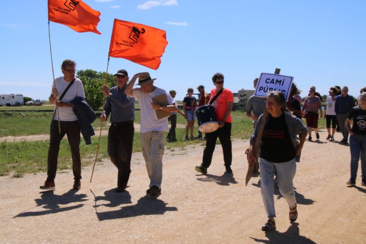 Un centenar de persones es mobilitzen a la gola del Fluvià per reclamar que es reobri el camí i es renaturalitzi l'espai