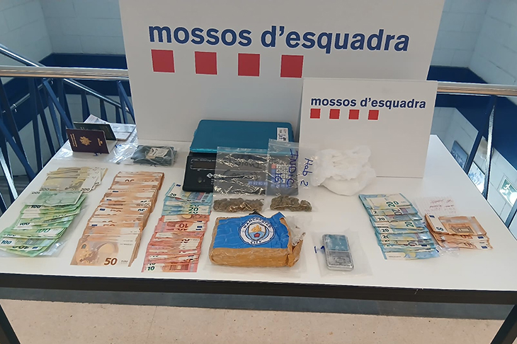 Un mosso fora de servei sospita d'un home en un aparcament de Lloret de Mar i descobreixen 97.000 euros en droga