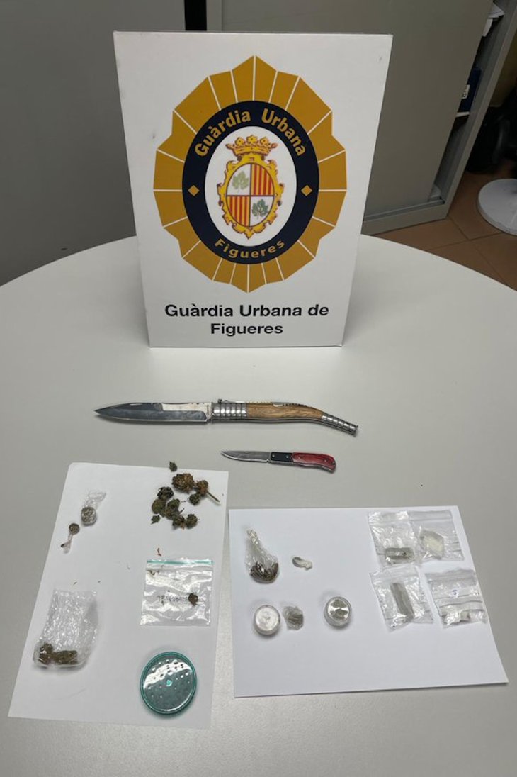 Quatre denúncies per tinença i consum de drogues i armes intervingudes en l’escorcoll d’un bar conflictiu a Figueres