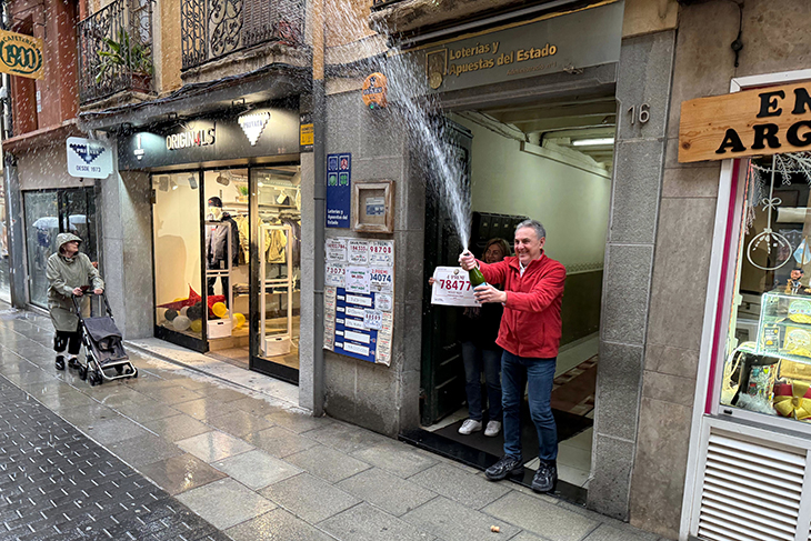 Satisfacció a l'administració d'Olot després de repartir 200.000 euros del quart premi de la rifa de Nadal