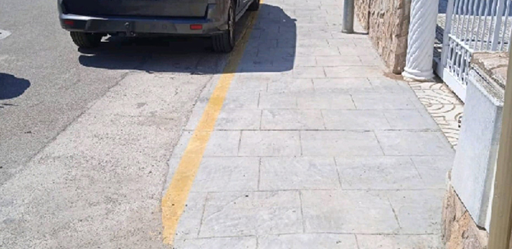 La Policia Local de Castelló d'Empúries multa amb 3.000 euros un veí per pintar una línia groga a tocar del seu garatge