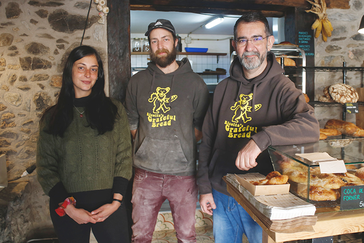 Una estada de dos mesos i allotjament a Beget per aprendre a treballar en un forn rural: "Volem ajudar a repoblar"