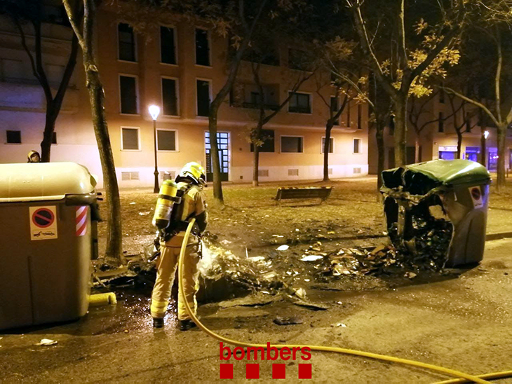 Dos detinguts per calar foc a set contenidors i dos vehicles a Girona i Salt