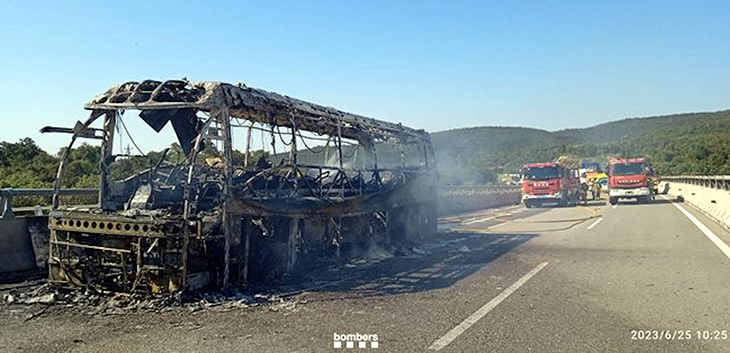 Un autocar s'incendia a l'AP-7 a la Jonquera i provoca cues de 4,5 km en direcció a França