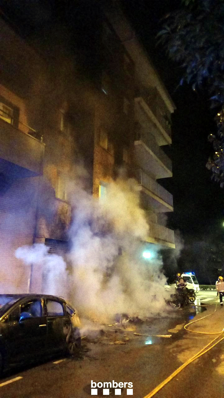 Cremen cinc turismes, tres motocicletes i 17 contenidors de matinada a Girona