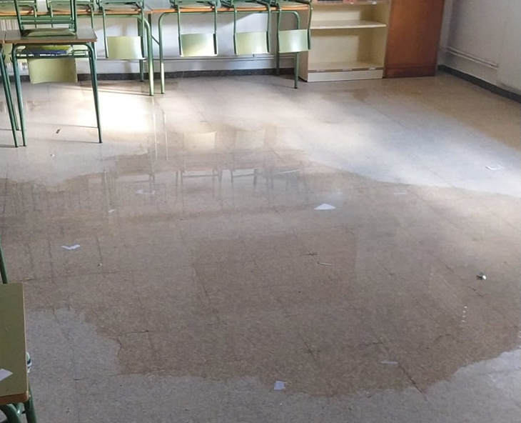 La pluja provoca goteres a l'escola de la Bisbal afectada per la pedregada i obliga a suspendre classes a quatre cursos