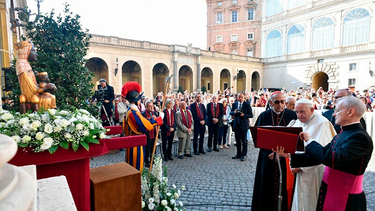 El papa Francesc beneeix la imatge de la Moreneta que es venera a la Catedral de Girona