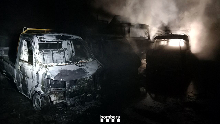Cremen 17 vehicles a l'exterior d'una empresa al polígon de Riudellots de la Selva