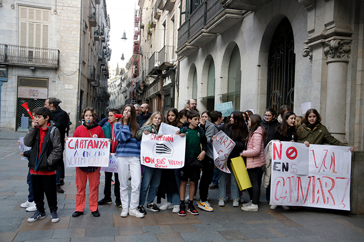 Tres protestes simultànies marquen el ple de Girona: alumnes del Cartanyà, treballadors municipals i policies