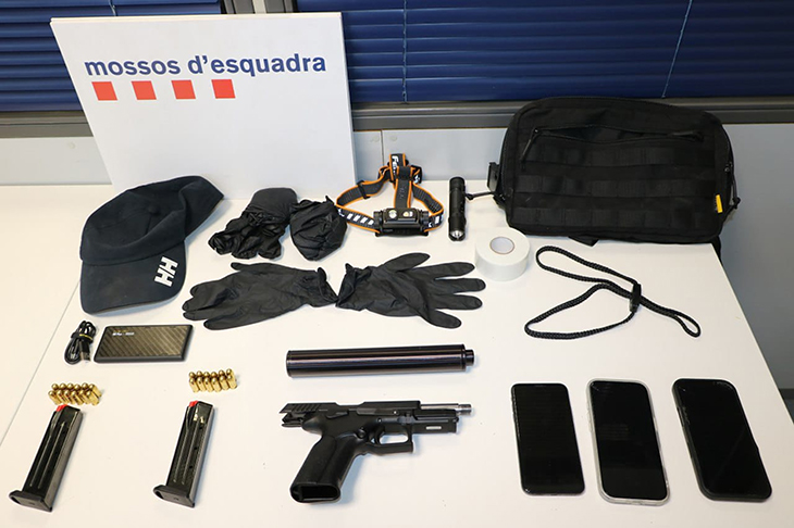 Detenen dos homes a Castelló d'Empúries que circulaven amb un cotxe robat i una pistola amb 24 bales a dins del vehicle