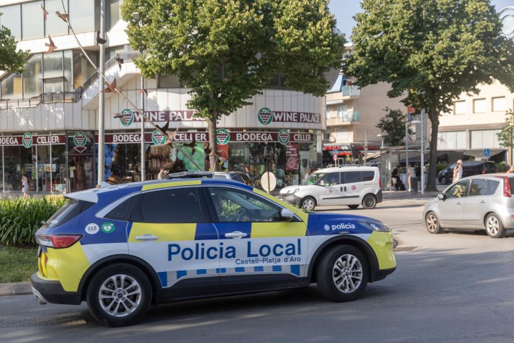 Detingut per agredir amb una taula de plàstic un nen de cinc anys i amenaçar el pare amb un vidre després de discutir-se