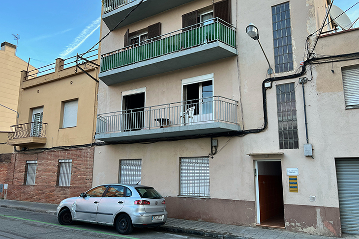 Un mort i un ferit crític en un incendi en un pis de Figueres