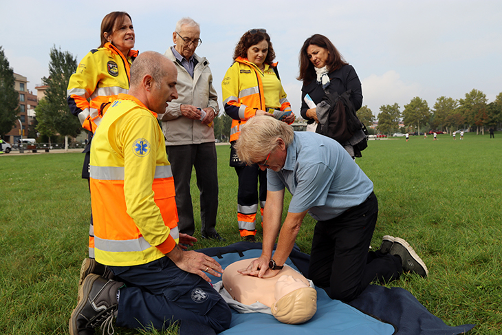 El SEM surt al carrer per ensenyar què fer en cas d'una aturada cardiorespiratòria: "Els primers minuts són clau"
