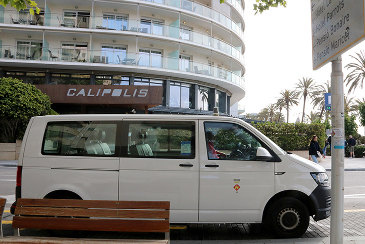 La manca de taxis a Sitges tensiona el turisme mentre conductors i partits polítics negocien llicències temporals