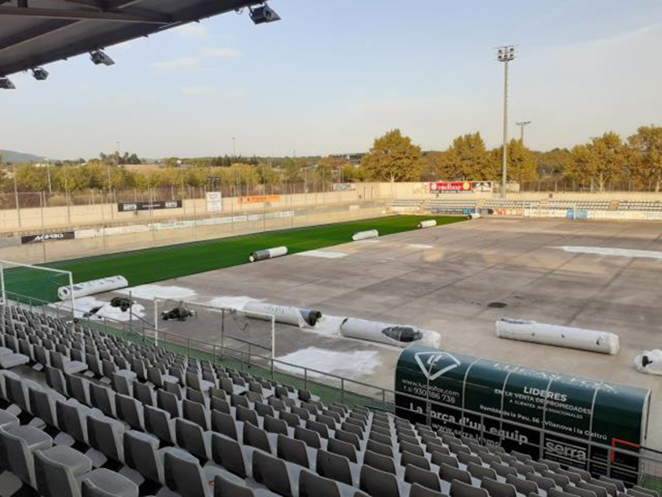Continuen a bon ritme els treballs per substituir la gespa del camp de futbol dels Alumnes Obrers de Vilanova