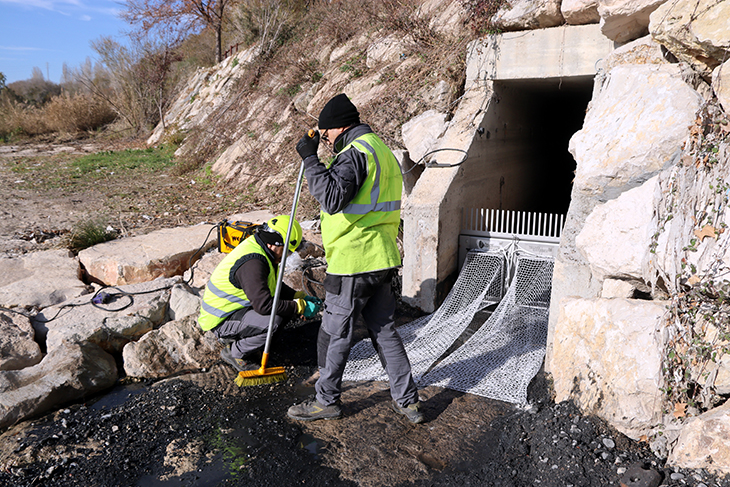 Igualada instal·la unes xarxes de retenció per evitar que les tovalloletes arribin al riu en episodis de pluges intenses