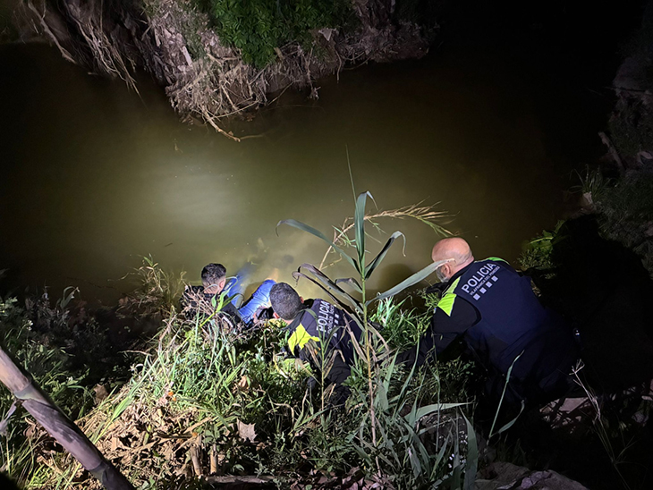 Detenen a Vilafranca els lladres d'una moto en caure a una riera quan fugien de la policia