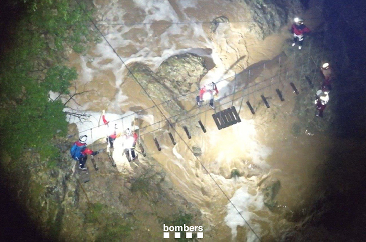 Els Bombers intensifiquen la recerca de la persona arrossegada per una rierada a Mediona fins el riu Anoia
