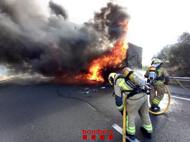 Cues de fins a vint quilòmetres a l'AP-7, tallada a Vilafranca del Penedès per un camió incendiat