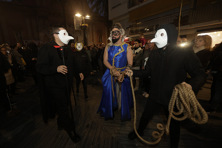 Vilanova i Sitges enterren el Carnestoltes com a punt i final a set dies de bogeria carnavalesca