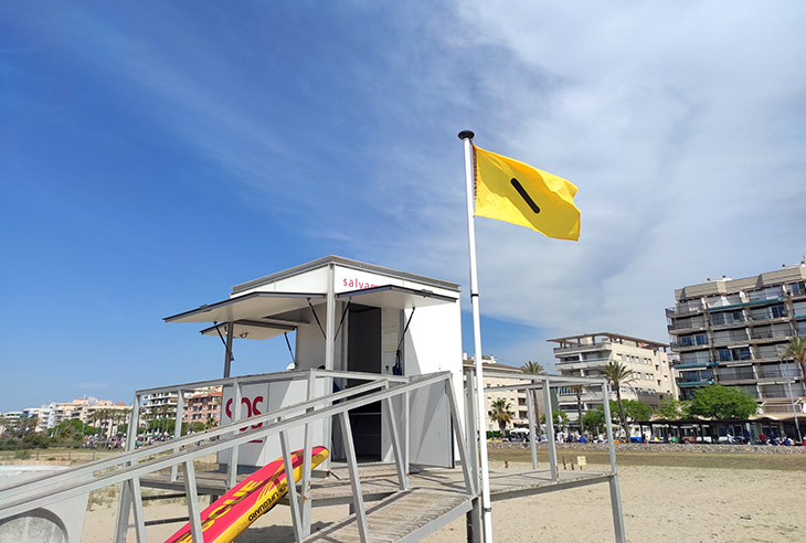 Calafell adapta per a persones daltòniques les banderes que senyalitzen l’estat del bany a les platges