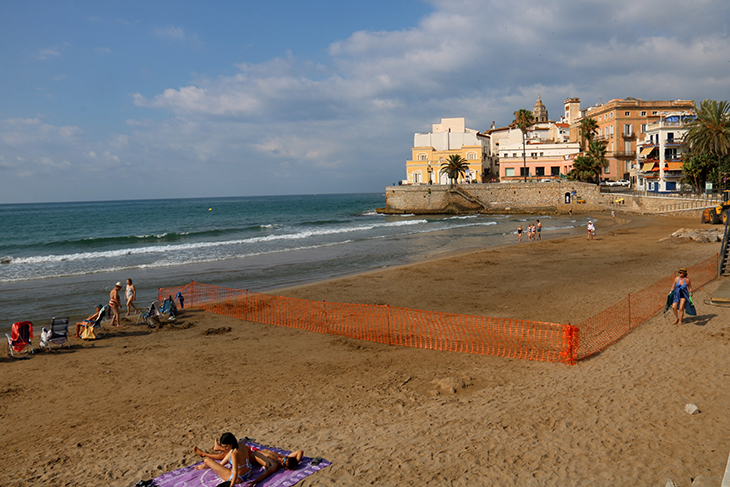 Comença l’aportació de sorra a les platges urbanes de Sitges mentre el sector turístic reclama solucions estructurals