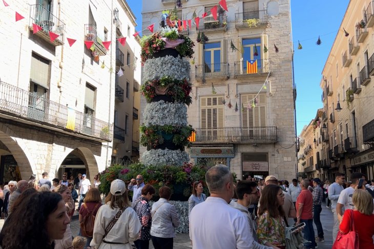 Riuades de gent donen el tret de sortida d'una 69a edició de 'Girona, Temps de Flors' marcada per la sequera
