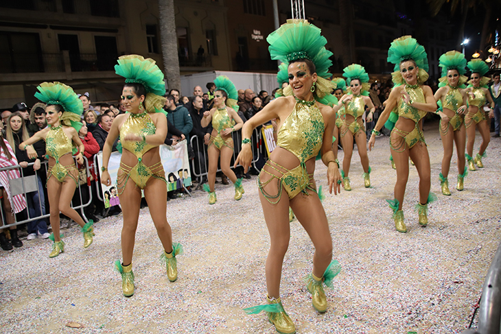 La Rua de la Disbauxa omple de festa i color els carrers de Sitges amb una quarantena de carrosses i 2.000 participants