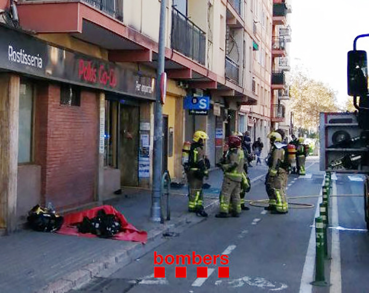 Un ferit greu per cremades en un incendi en un bloc de pisos a Vilanova i la Geltrú