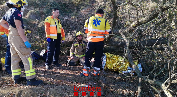 Rescatada una persona a Font-Rubí després de caure-li les branques d'un arbre a sobre